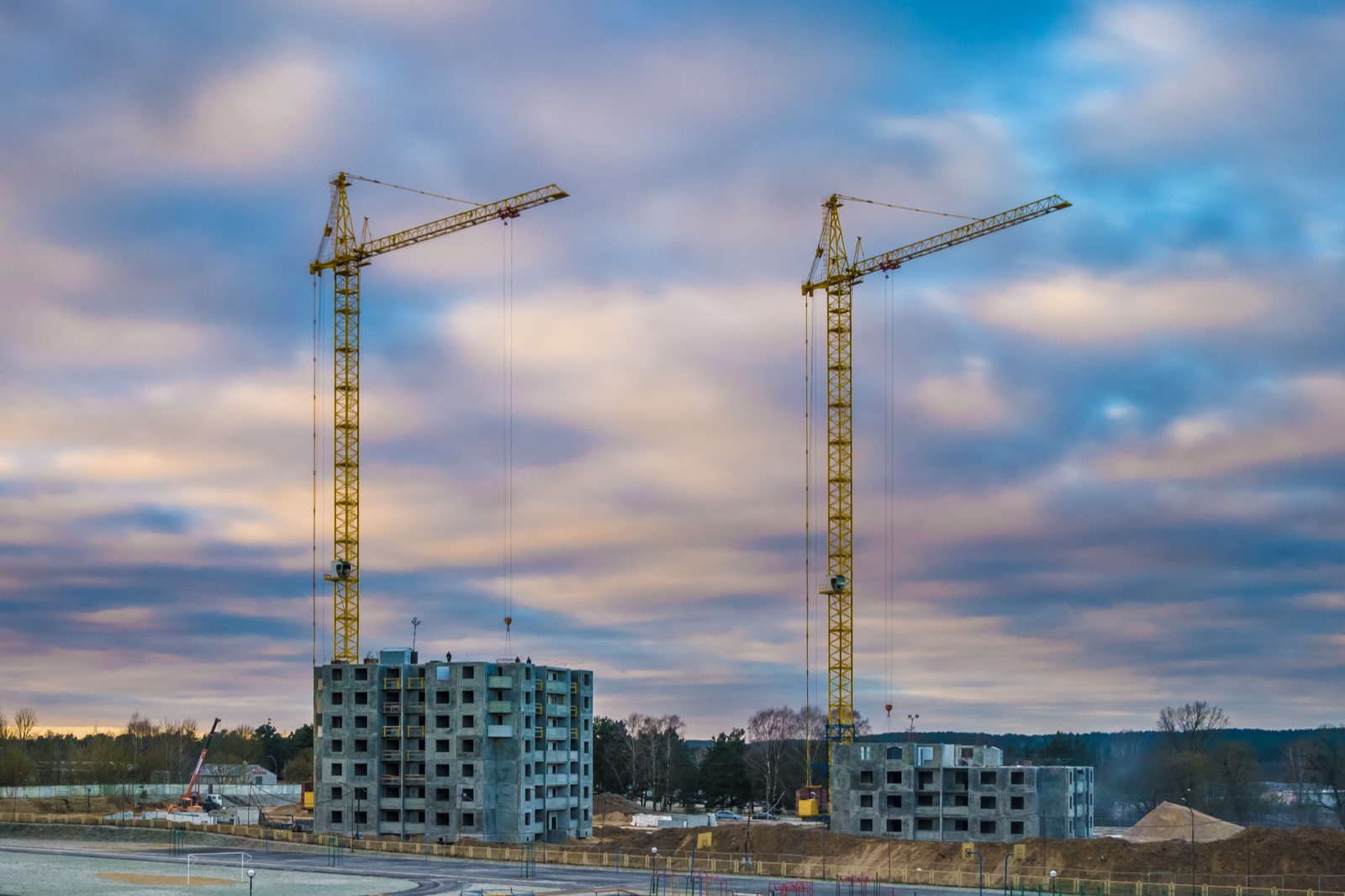 Symbolfoto: Baustelle mit Rohbauten und Kränen