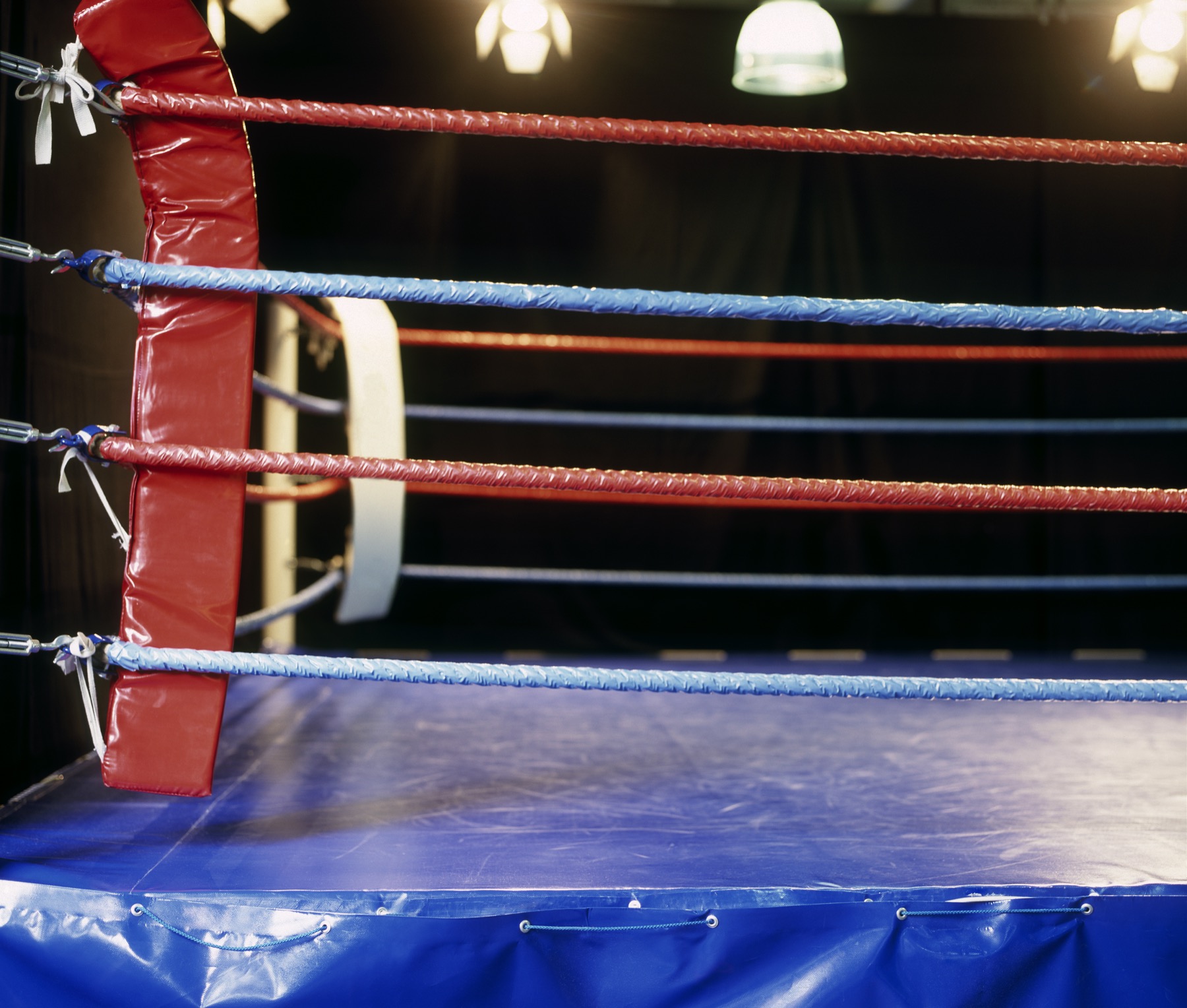 Symbolfoto: Boxring mit Seilen